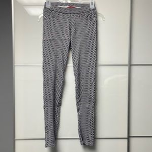 Saks Fifth Avenue Women’s leggings with pockets in back. Size XS.